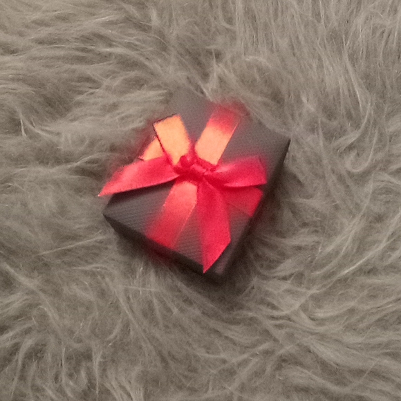 Pearl and Sapphire SS Pierced Stud Duo BNIB - Picture 4 of 14